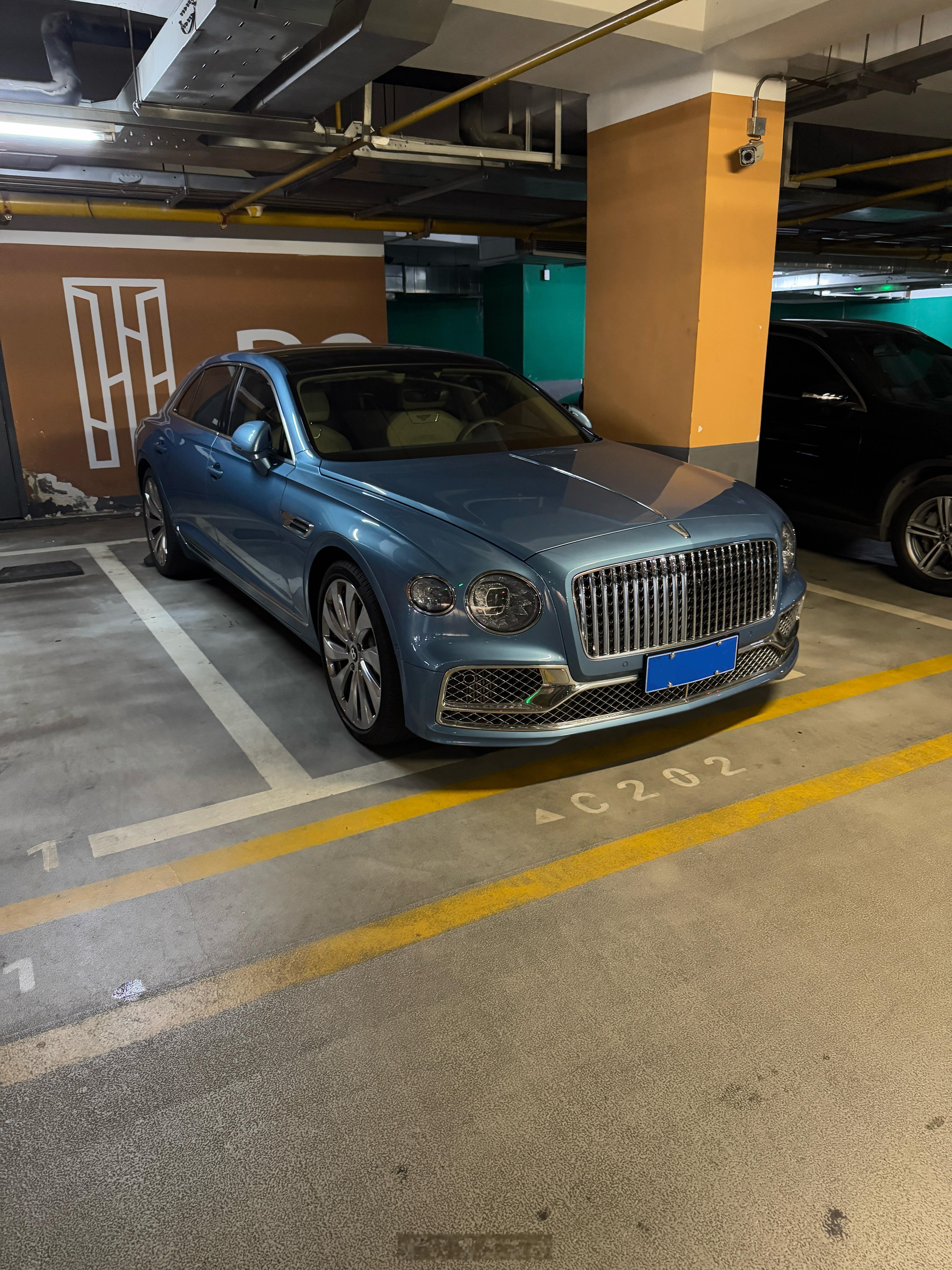 几个月之前偶然拍到的一辆宾利飞驰这蓝色真的好看内饰也选的不错车主审美很有品味 ​