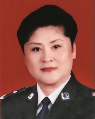 1988年，郑州一漂亮女子被两名壮汉强行塞进出租车内。趁车子急刹时的惯性，女子猛