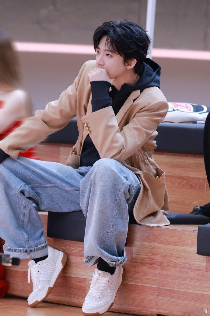 刘宇宁一步走出两个周深刘宇宁这一步真的是走出了两个周深的距离，画面太好笑了哈哈哈