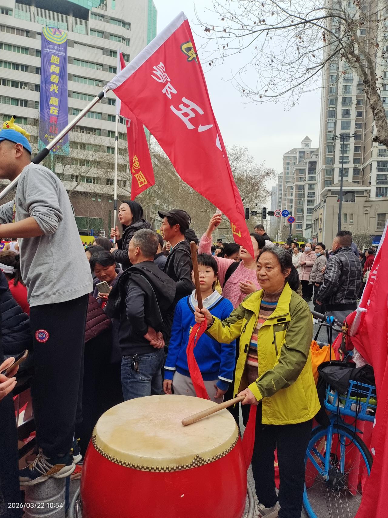 嗯，马拉松的当天我也看见他在当啦啦队长，真热闹