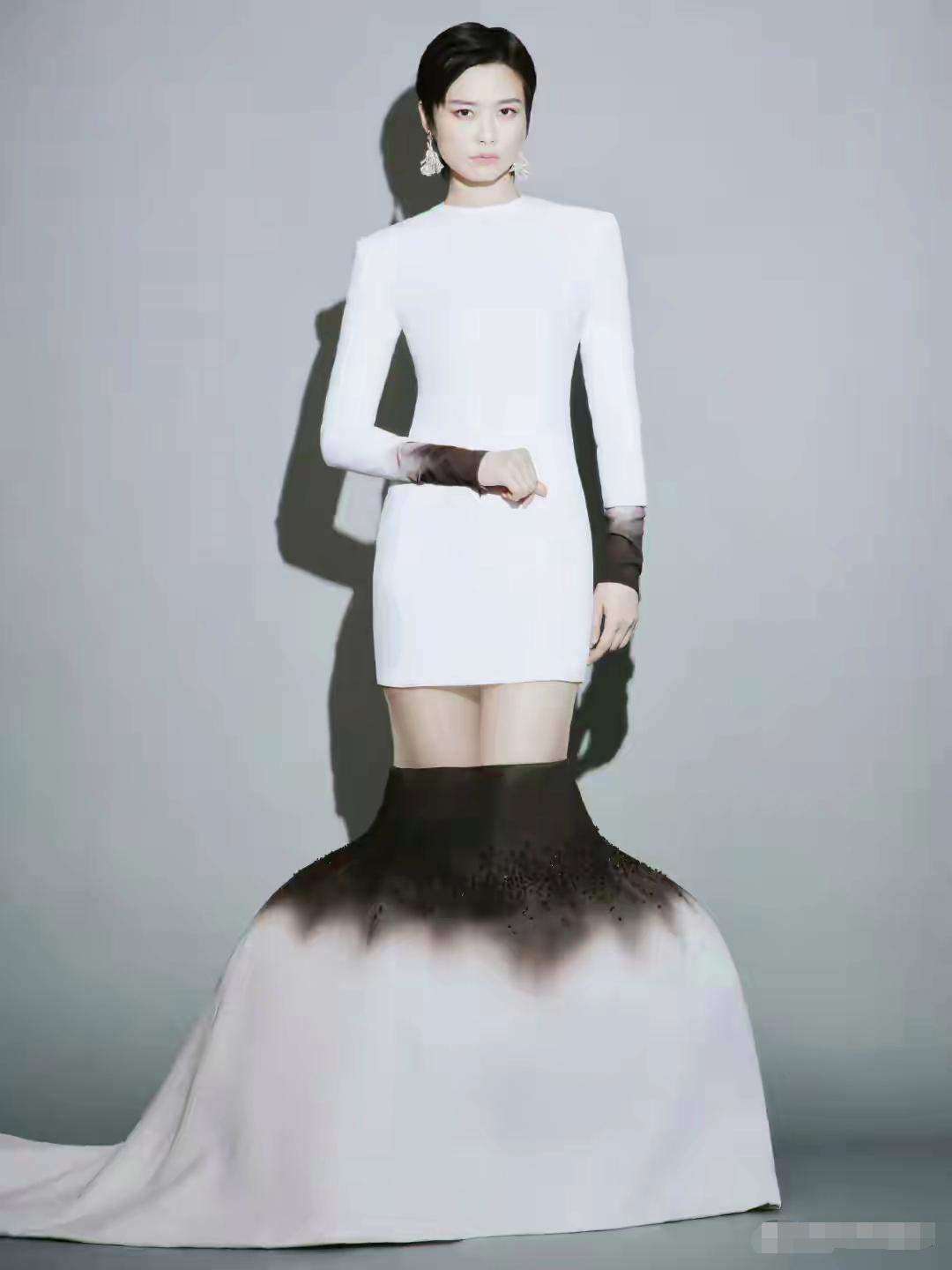 李宇春一袭渐变黑白鱼尾裙惊艳全场，这造型简直把人看呆了……
上半部分是简约利落的
