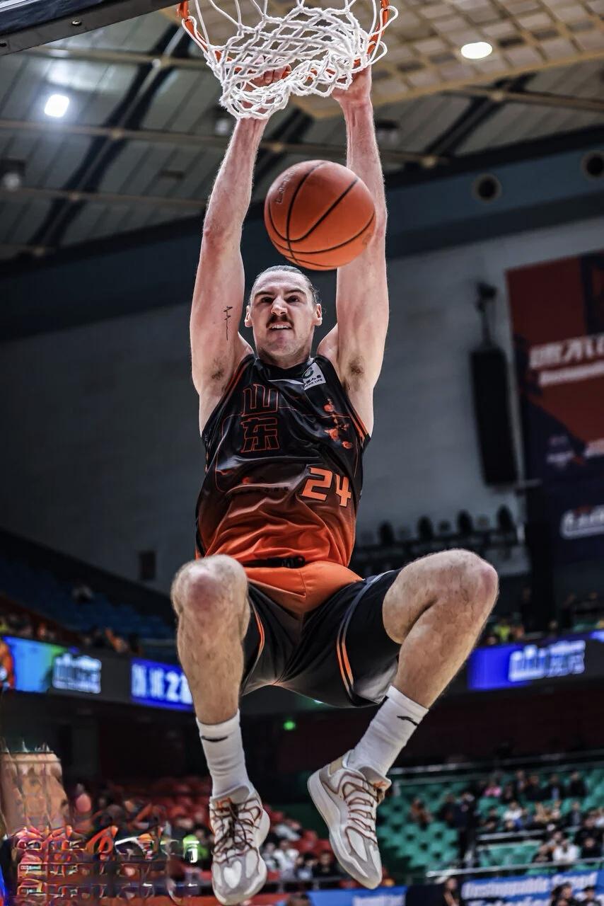 山东高速男篮捡到宝了，一个赛季受困于外援不利的山东高速男篮，在常规赛即将结束之际