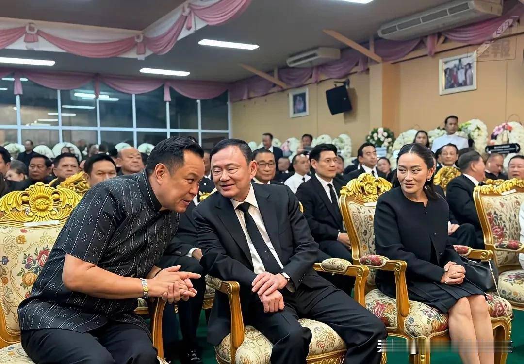 泰国媒体还是比较关心他信和阿努廷之间的互动细节。在泰国已故高管的诵经仪式活动上，