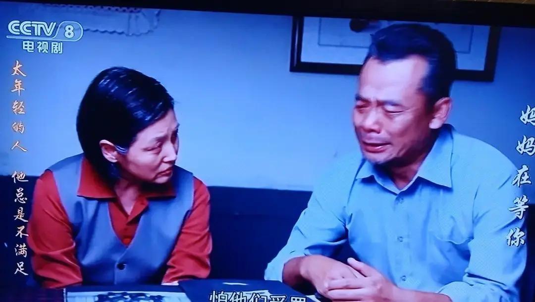 刷到《妈妈在等你》大结局，一家五口围着那张旧饭桌，妈妈把最后一道红烧肉推到晓晓面