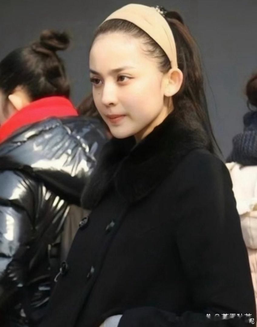 这是高考时的古力娜扎，还带着青涩感，即使素颜也熠熠生辉 