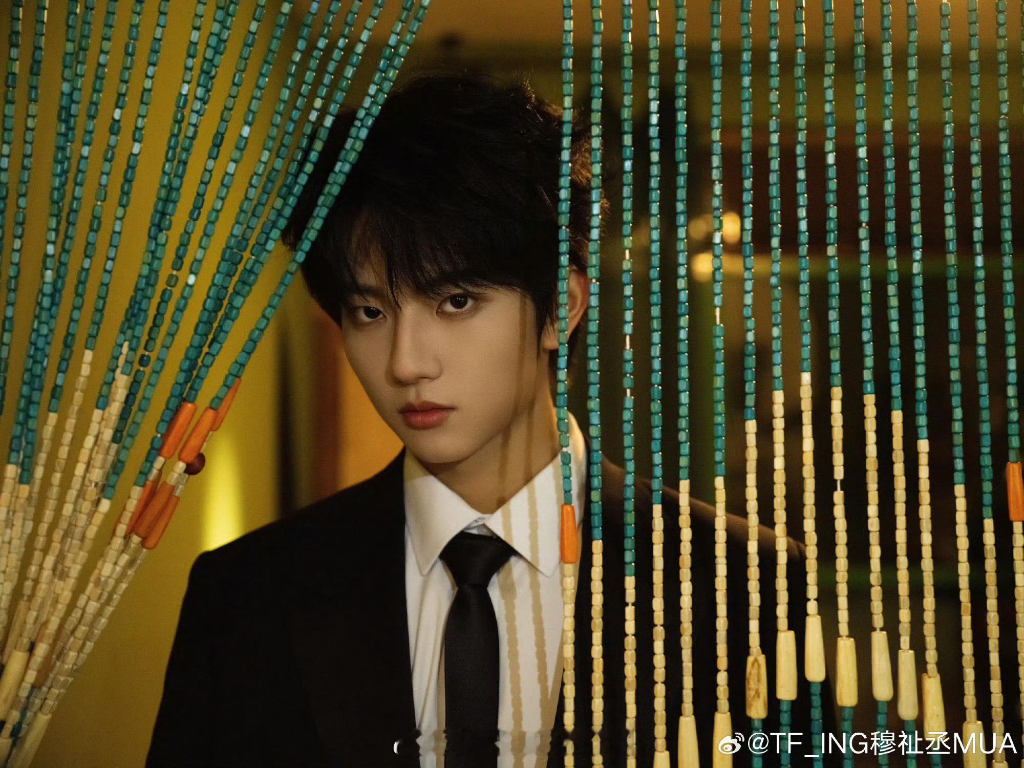 这个造型我想起来之前一个GQ红毯，每个女明星都穿的特别漂亮的国风礼服然后掀前面的