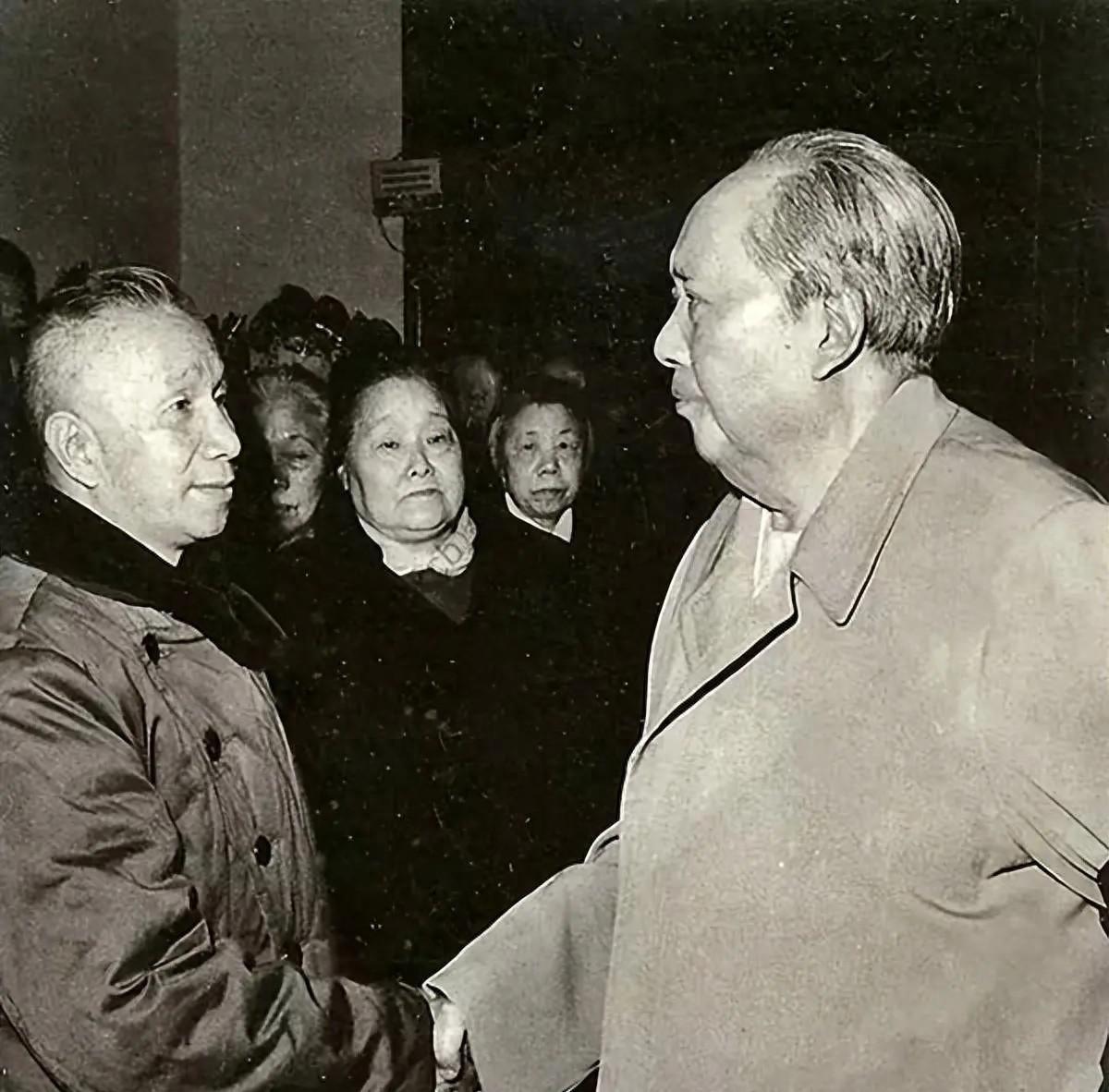 1969年中苏关系紧绷，粟裕年老却向毛主席敬军礼，表示自己即使年迈依然不是死老虎