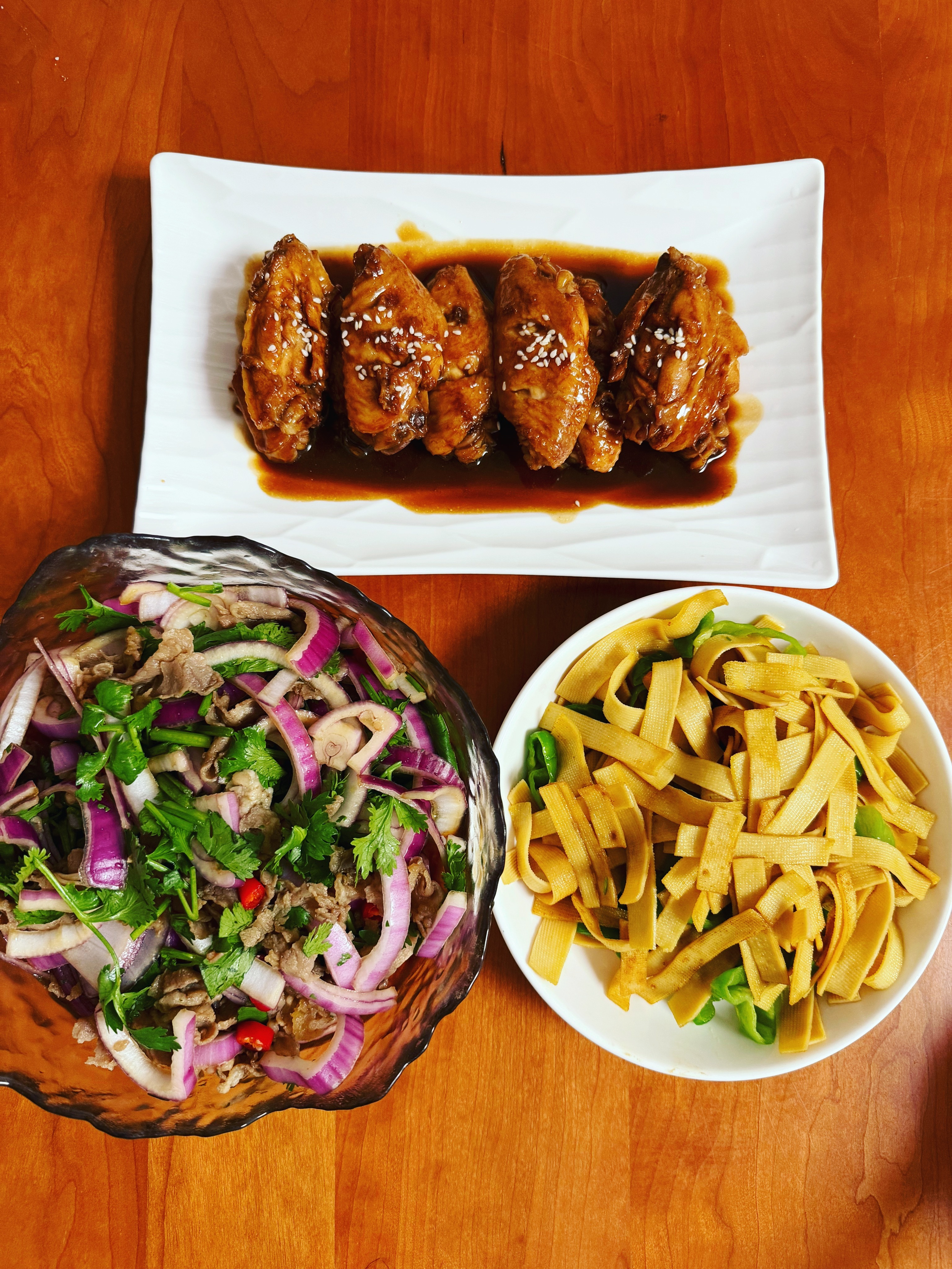 好好吃饭吃饭了，朋友们。今晚咱们吃，可乐鸡翅、凉拌肥牛卷，辣椒炒豆皮。 