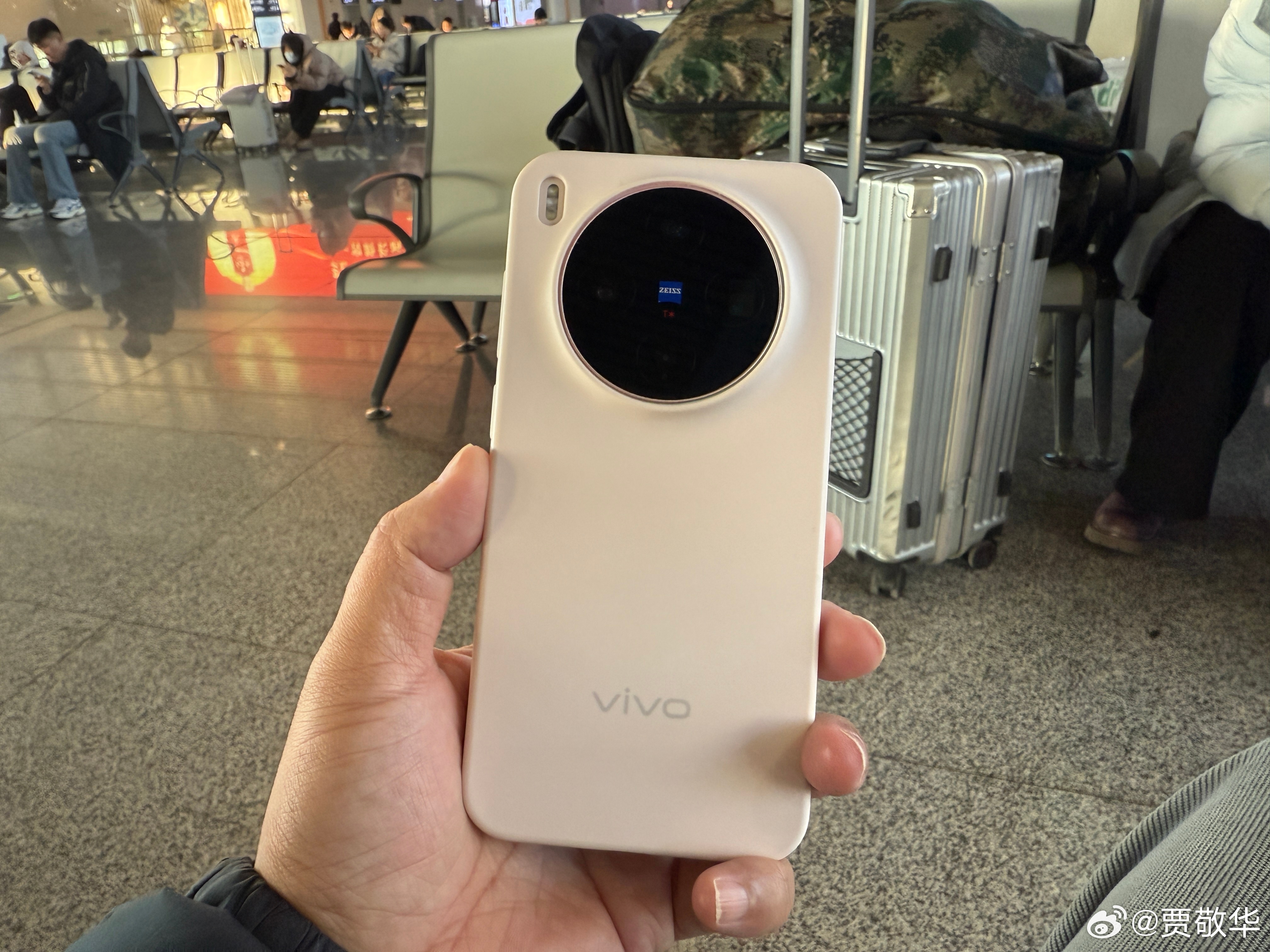 vivo 小屏手机用着真爽，拿着很轻，放口袋里也不掉裤子。早晨充满电出门，晚上还