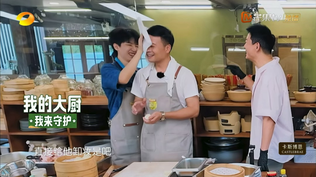 还得是我们暖心又细腻的COO🥹🥹会给瞿颖姐大大的夸赞，会给林大厨擦汗，会在姜