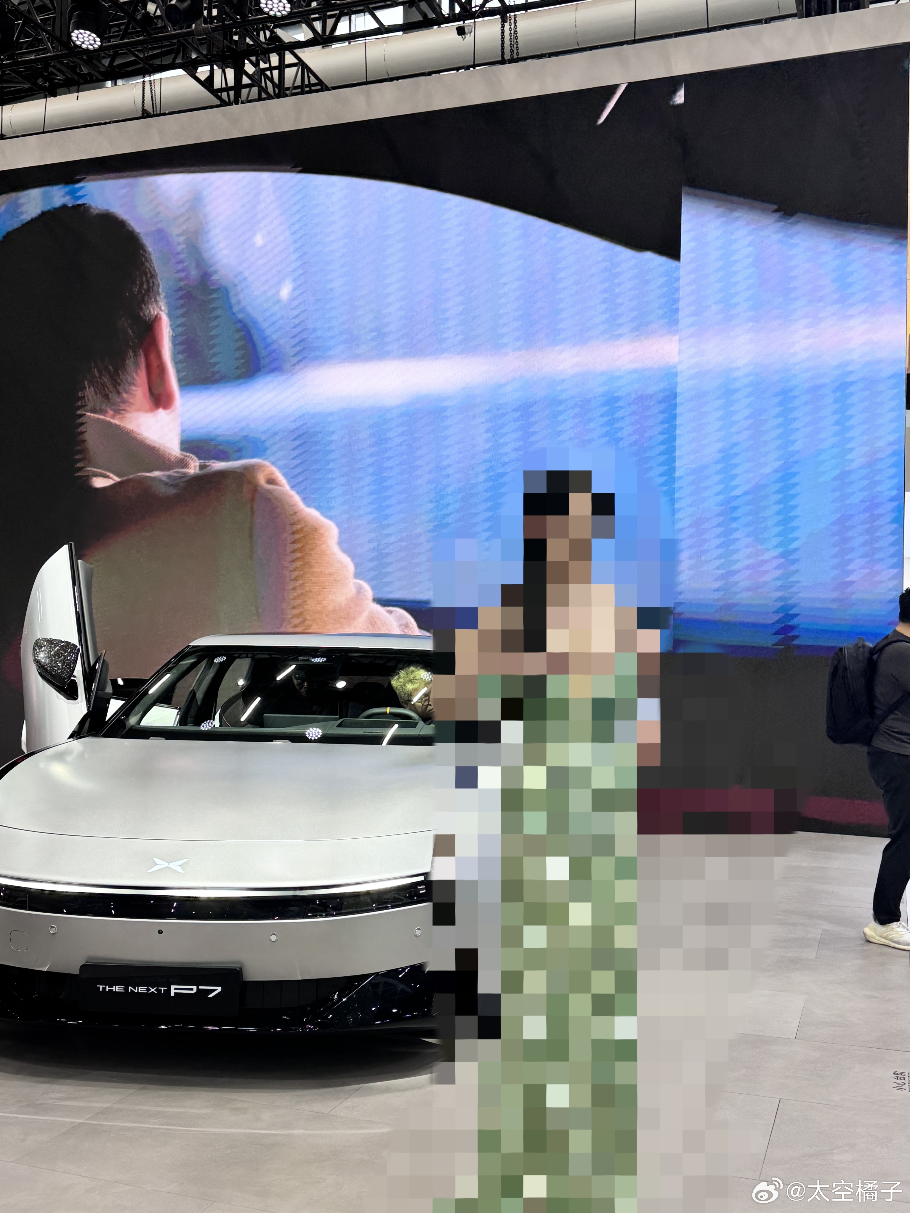 今天疯传的小鹏展台视频是AI小鹏官方已经报警了恶意抹黑太可恶了小鹏汽车