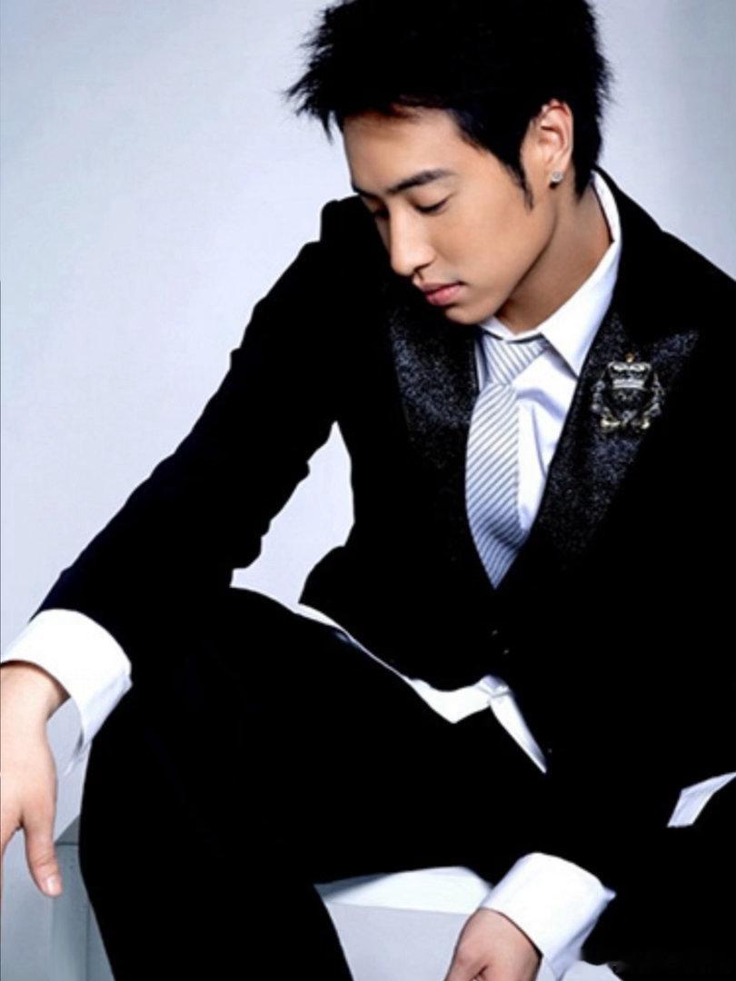 潘玮柏20年前的衣服还能穿 怀旧又显瘦！同一件外套跨越二十年，潘玮柏这身材状态也