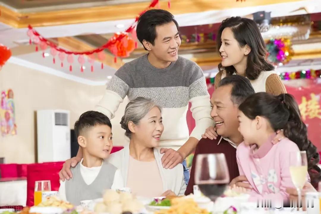一次酒席上，甲乙丙丁四个人闲聊：互相关于外孙和孙子这个问题争吵起来。
甲说：奶奶
