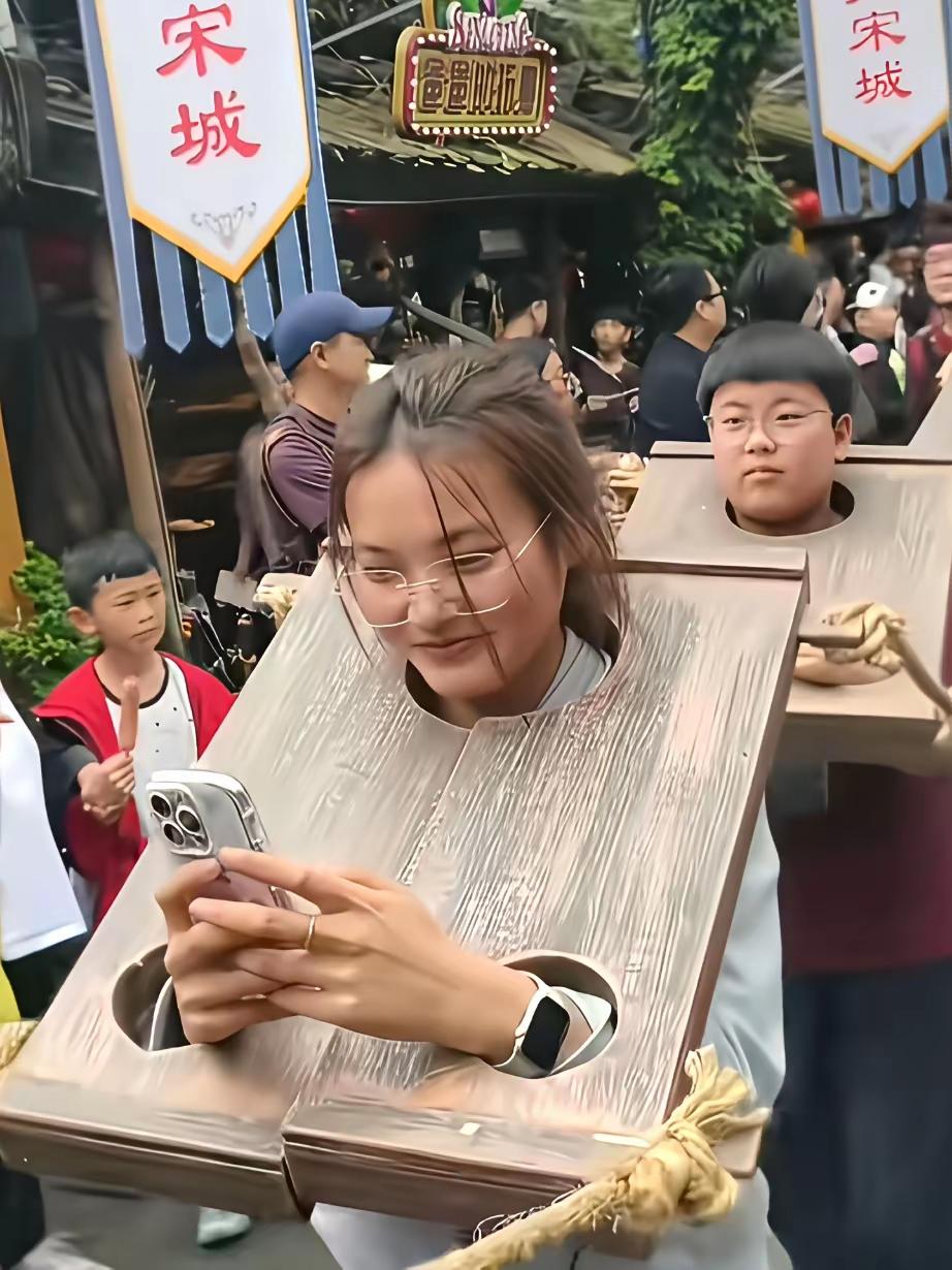 没牢狱之灾硬扛枷锁游街？现在的游客真的是吃太饱了。
 
今年五一，杭州宋城的“囚