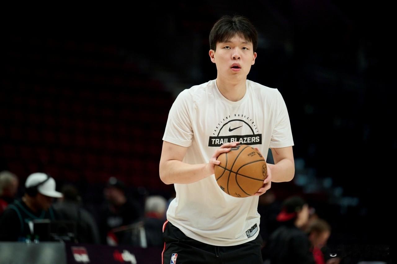 几大短板揭示杨瀚森离NBA轮换有多远
1. 防守外扩能力不足
   在面对挡拆时