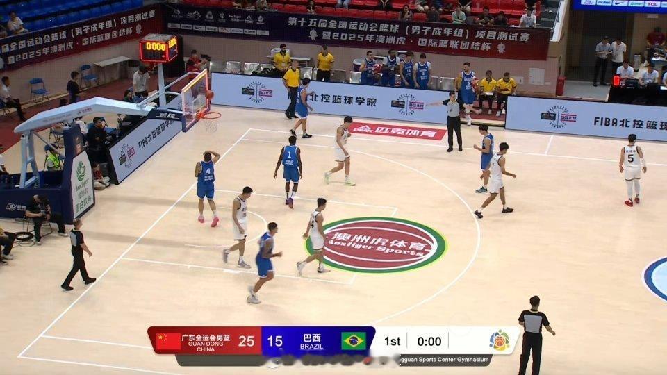 2025国际篮联团结杯 第一节比赛结束，广东全运男篮25-15巴西队，杨溢7分3
