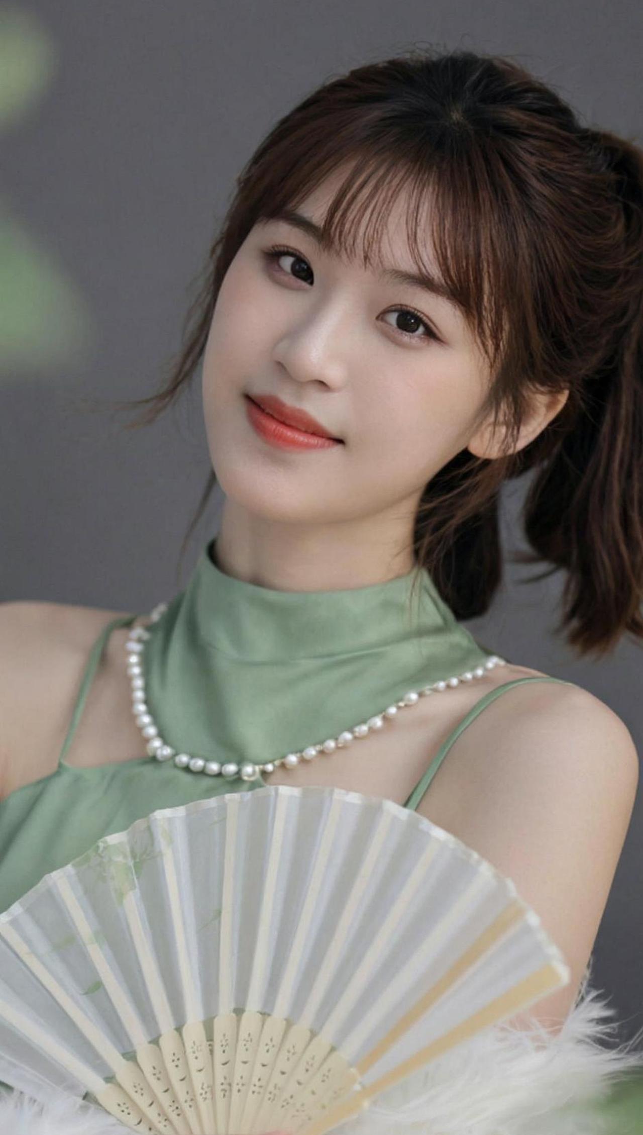 这把扇子不是普通的扇子，它是我“装文化人”的秘密武器。别人拿扇子是风度翩翩，我拿