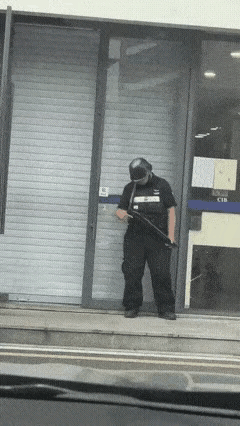 这位押运员太松弛了吧，倘若被犯罪分子抓住机会抢了枪械将给社会带来非常危险的隐患。