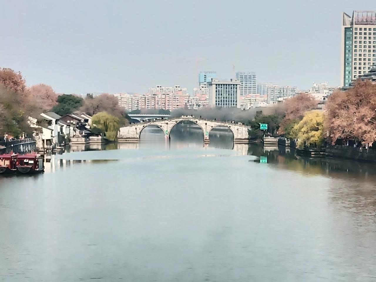 这两天刚刚读完《暴风雨的记忆：1965－1970年的北京四中》。读的晚了，早点读