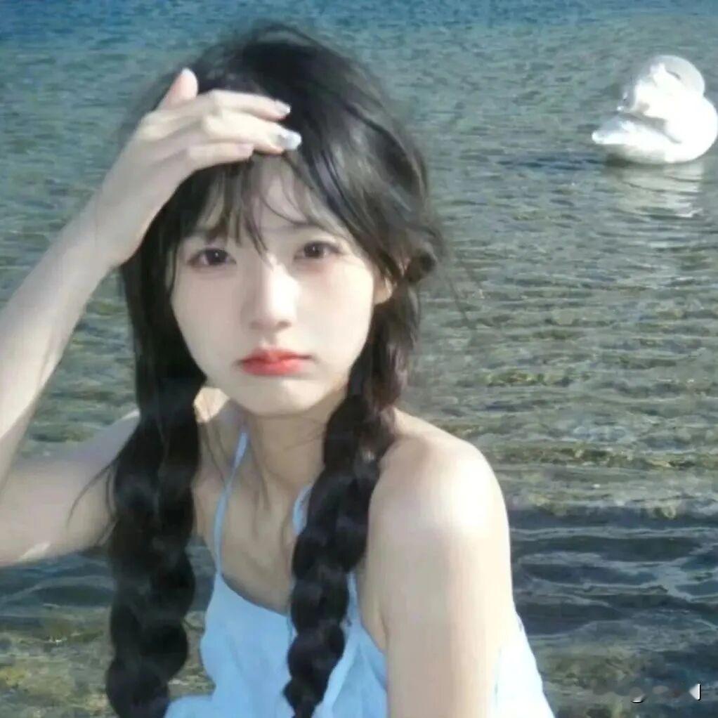 水漾清光映鬓柔，
双鬟垂缕漾汀洲。
无端风惹波纹细，
一棹云边白鹜浮。