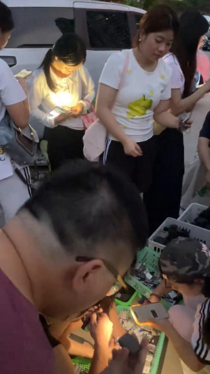 老板，这个电池有卖。