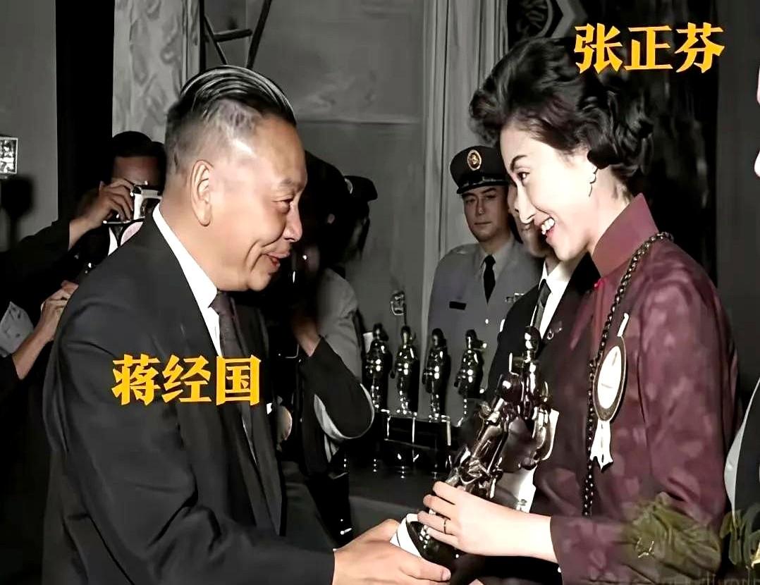 都以为庾澄庆是星二代，其实他妈才是真正的“顶流”！

她叫张正芬，12岁就在上海