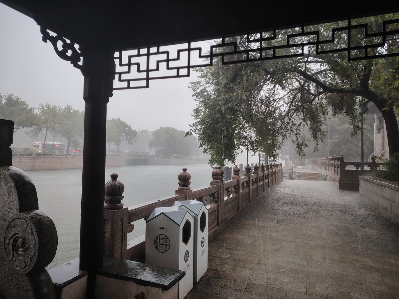 烟雨茫茫罩江南，
长亭依岸水含烟。
连天暴雨水漫江，
东吴静赏思周郎。