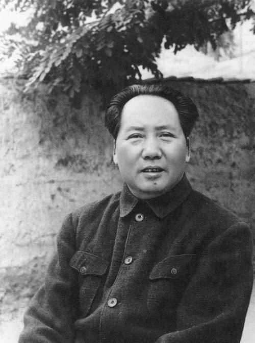 1955年张恨水出席团拜会，周恩来看他穿着，关切询问是否生活遇到难题？
1955