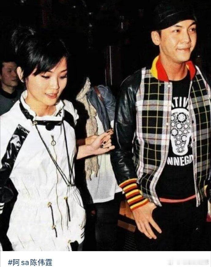 外界认为当初阿 Sa 让更多人认识了陈伟霆，她在关系结束后依旧体面，面对对方的人