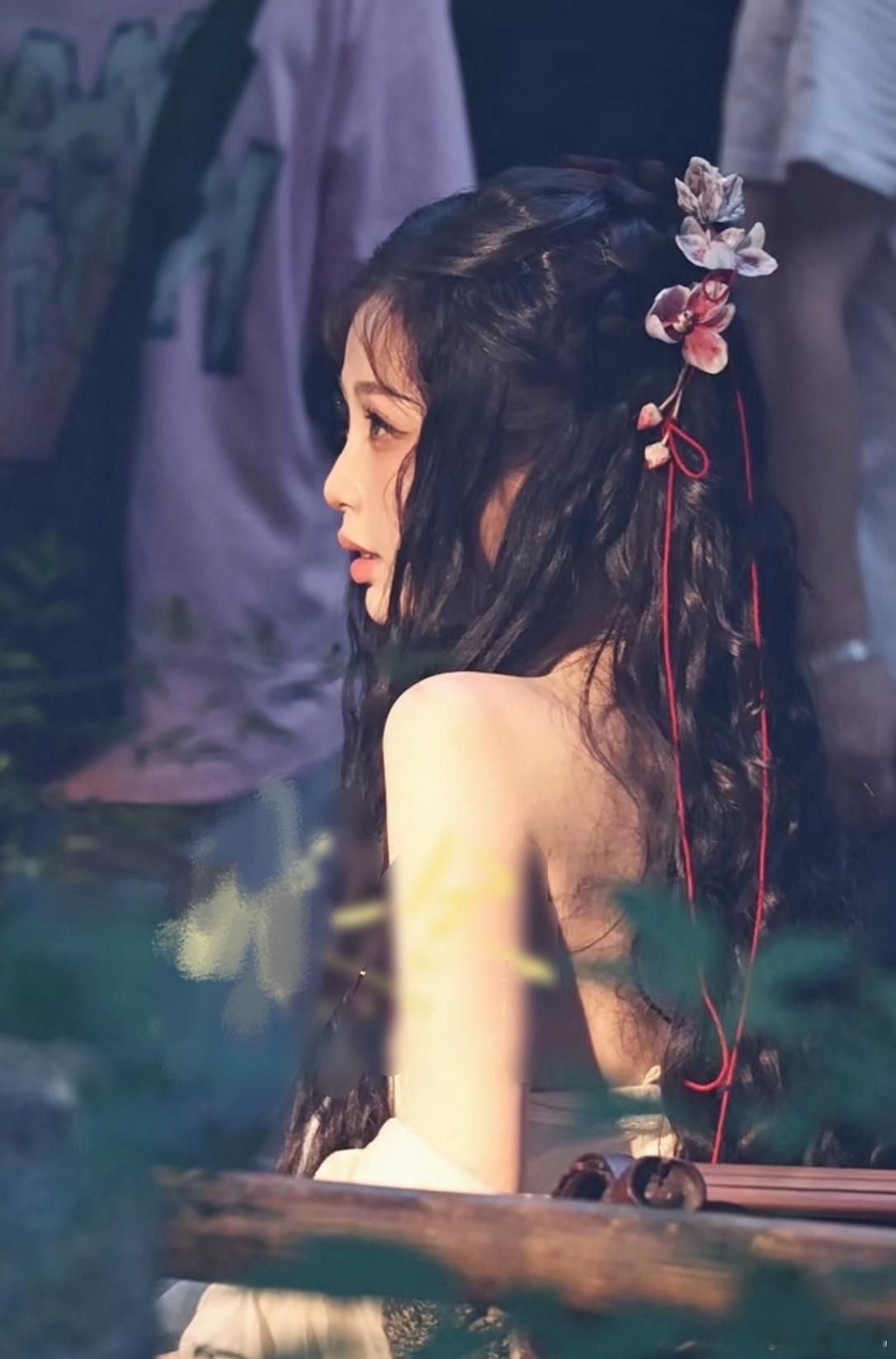 这么性感的妆造和姿势，对应上虞书欣这张朴实无华的脸，愣是一点擦边性感的感觉都没有