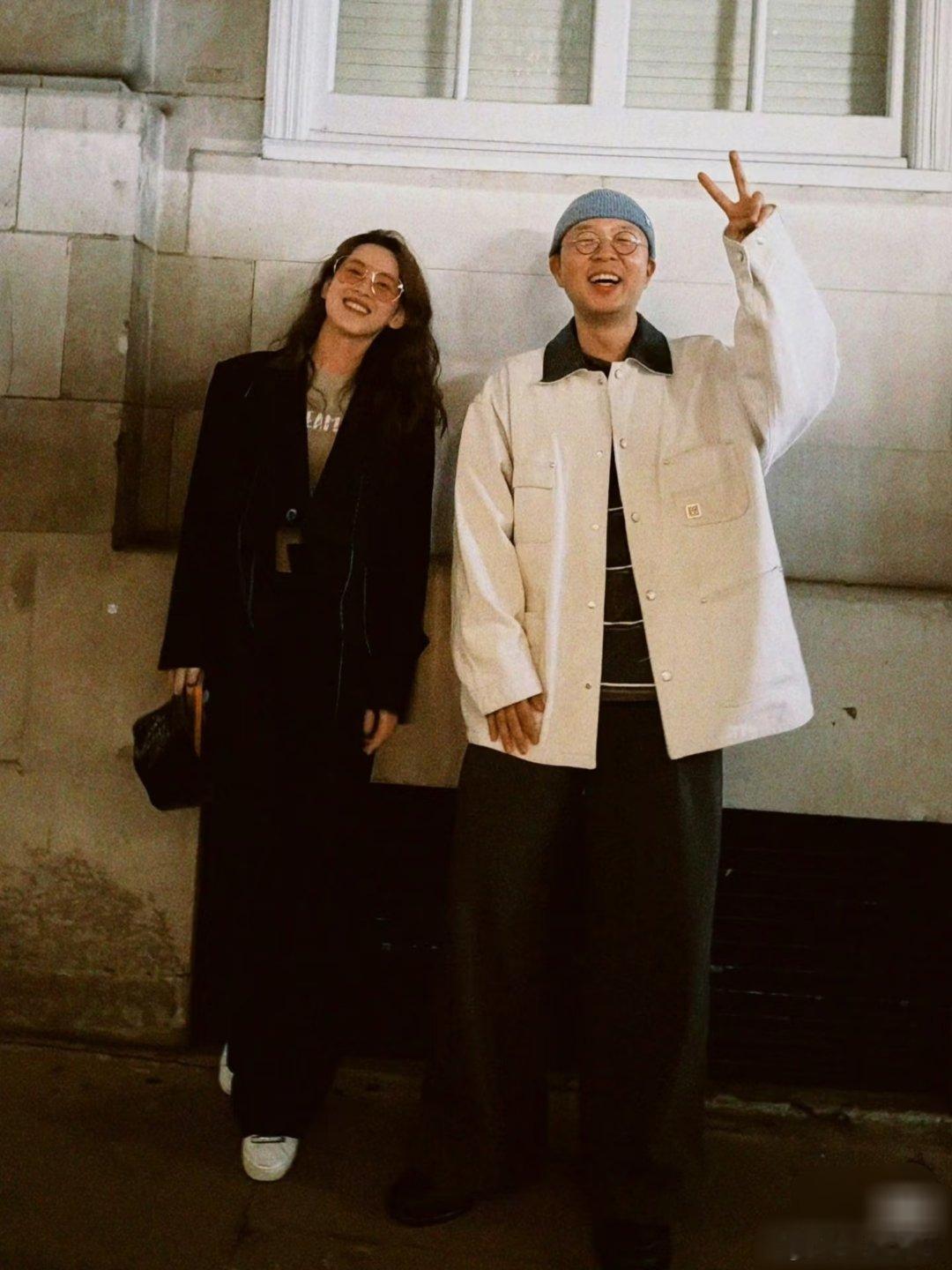 杜海涛章泽天去看展了杜海涛伦敦游学频繁现身艺术展，章泽天以公益身份活跃国际圈层，