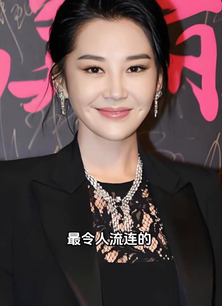 她的惊艳浑然天成，五官端丽如山水画卷。最令人流连的眉宇间将锋利英气与柔美艳光熔于