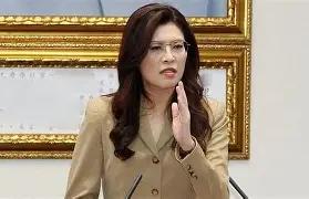 郑丽文突然陷入了尴尬。 

对于725上街游行，她本以为她会一呼百应，集结上百万