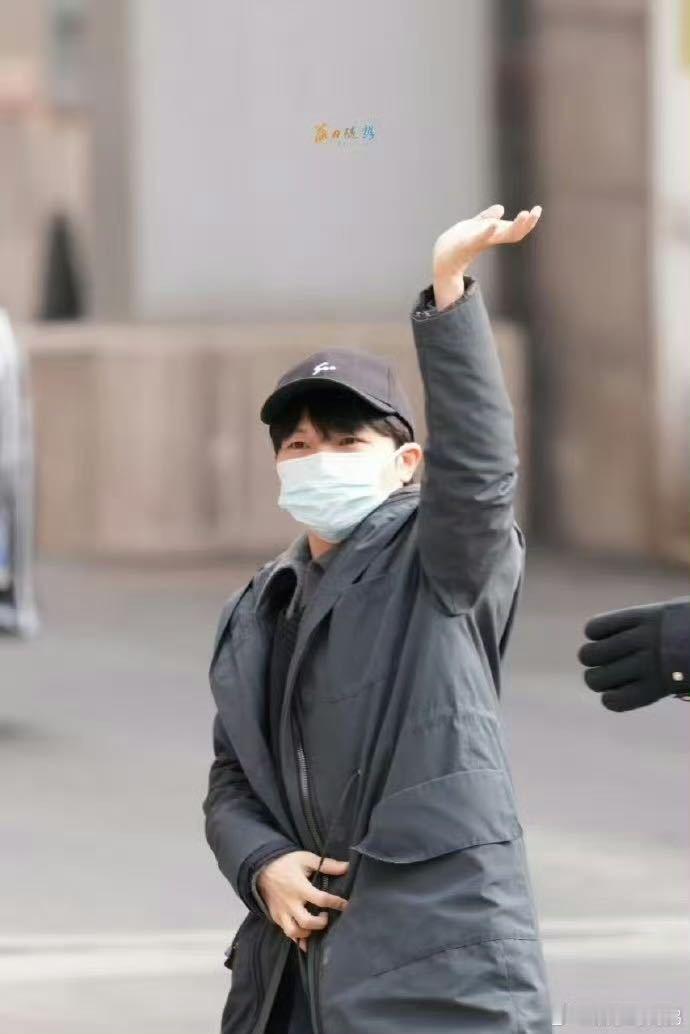 周深又穿着春晚战袍来了周深一件衣服穿了十几年 网友偶遇周深春晚彩排，礼貌挥手+经