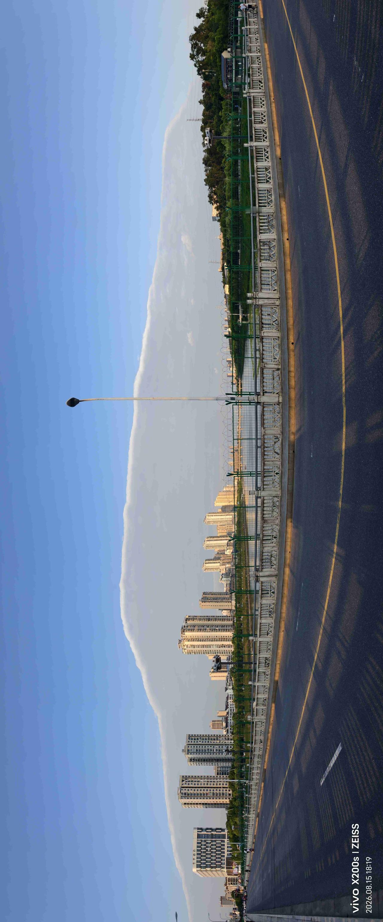 我的今日状态：😁轻松愉快
我这里的天气：☀️晴天：美轮美奂：可遇不可求的天空之