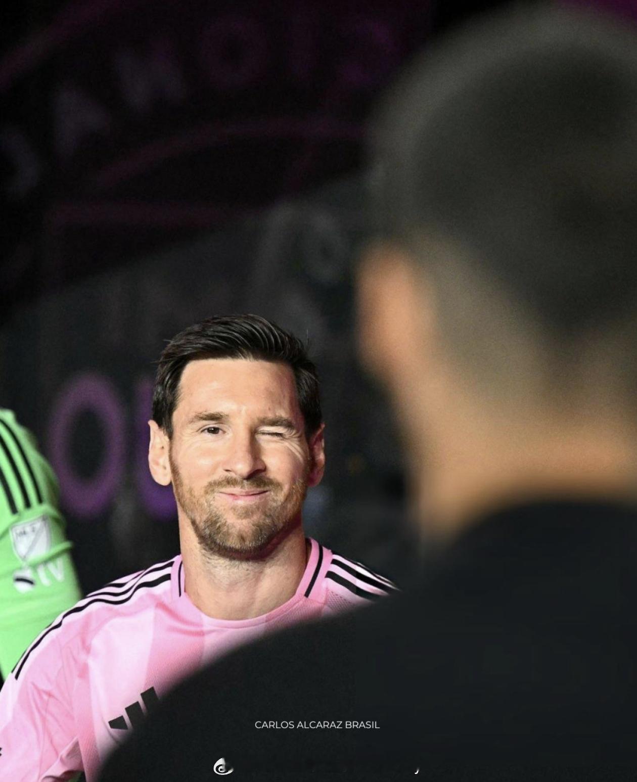 梅西向阿尔卡拉斯抛来“媚眼”梅西阿尔卡拉斯网球talking大会