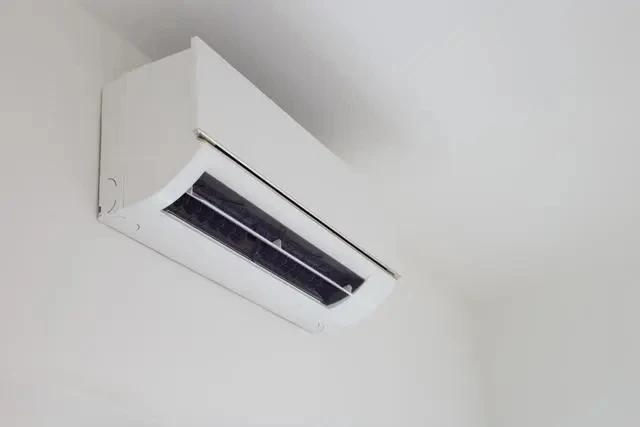 【空调闲置一年不要直接开  3个事项请注意】暑气扑面而来，空调成为纳凉刚需。但是