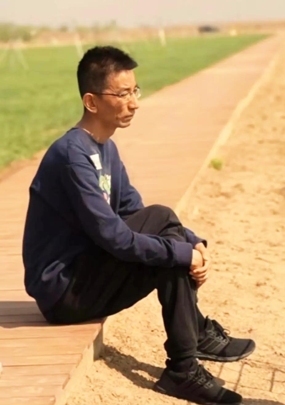 孙东旭走了，没告别，没解释，股票套现走人。
有人骂他，有人替他哭，但没人再等他直