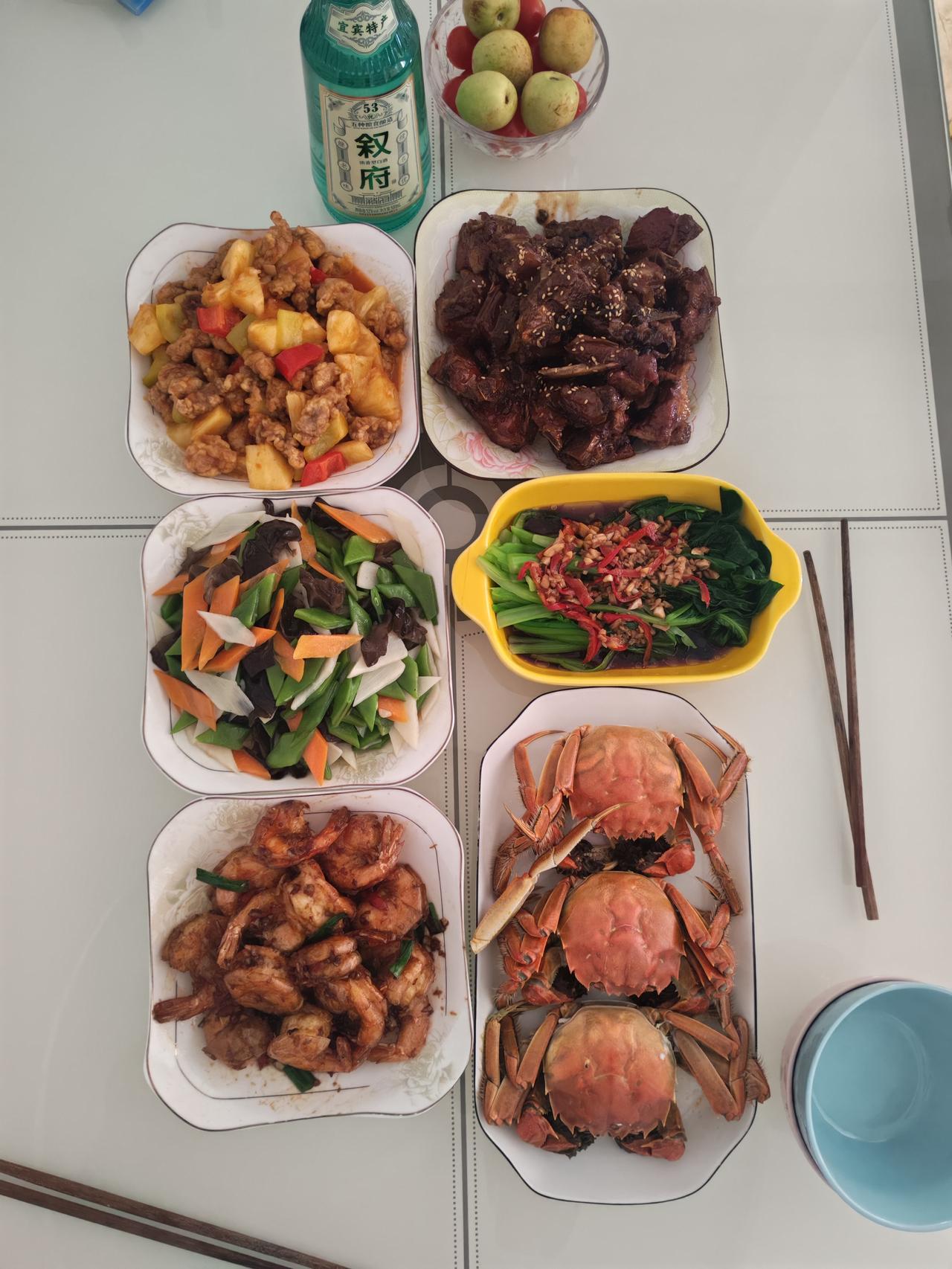 中秋节，花上五六十块钱，简简单单吃上点，晚上回村才是正式的饕餮盛宴。
不过这个年