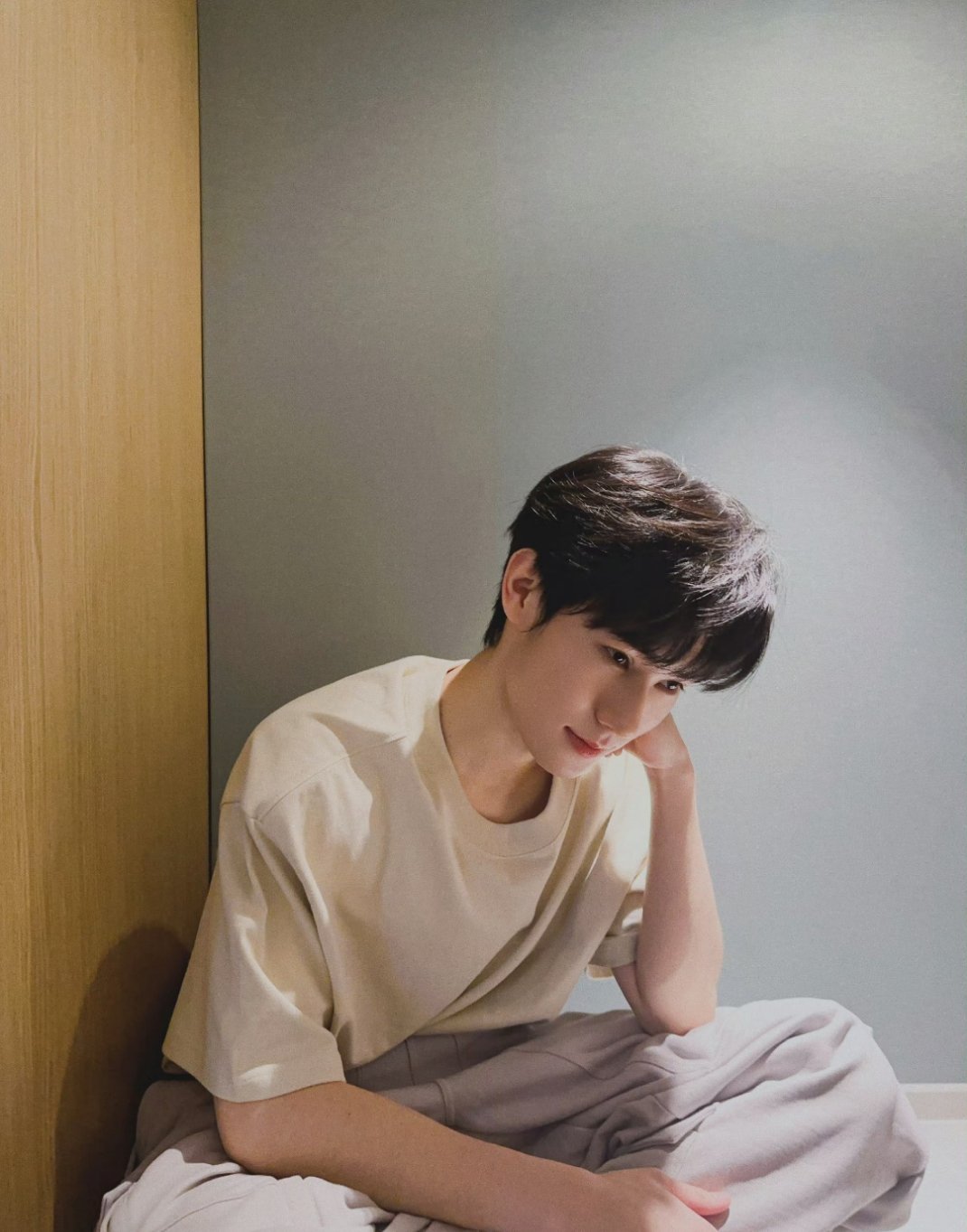 好帅啊张真源🥰天冷要多穿衣服 准备舞台也要好好休息 期待演唱会绿海见！💚 