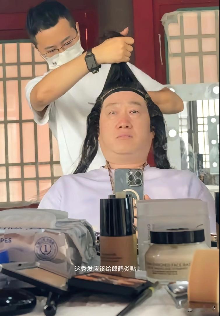 张鹤伦也去《绝顶富贵》剧组拍戏了，他还拍个视频发在抖音。

当时开机仪式上只看到