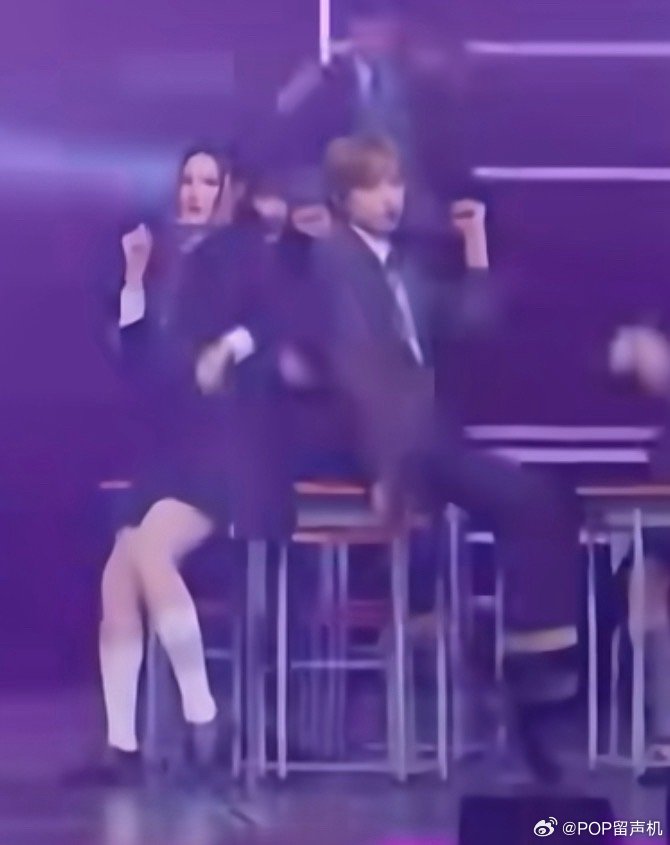 得能勇志就这么一屁股全坐桌子上