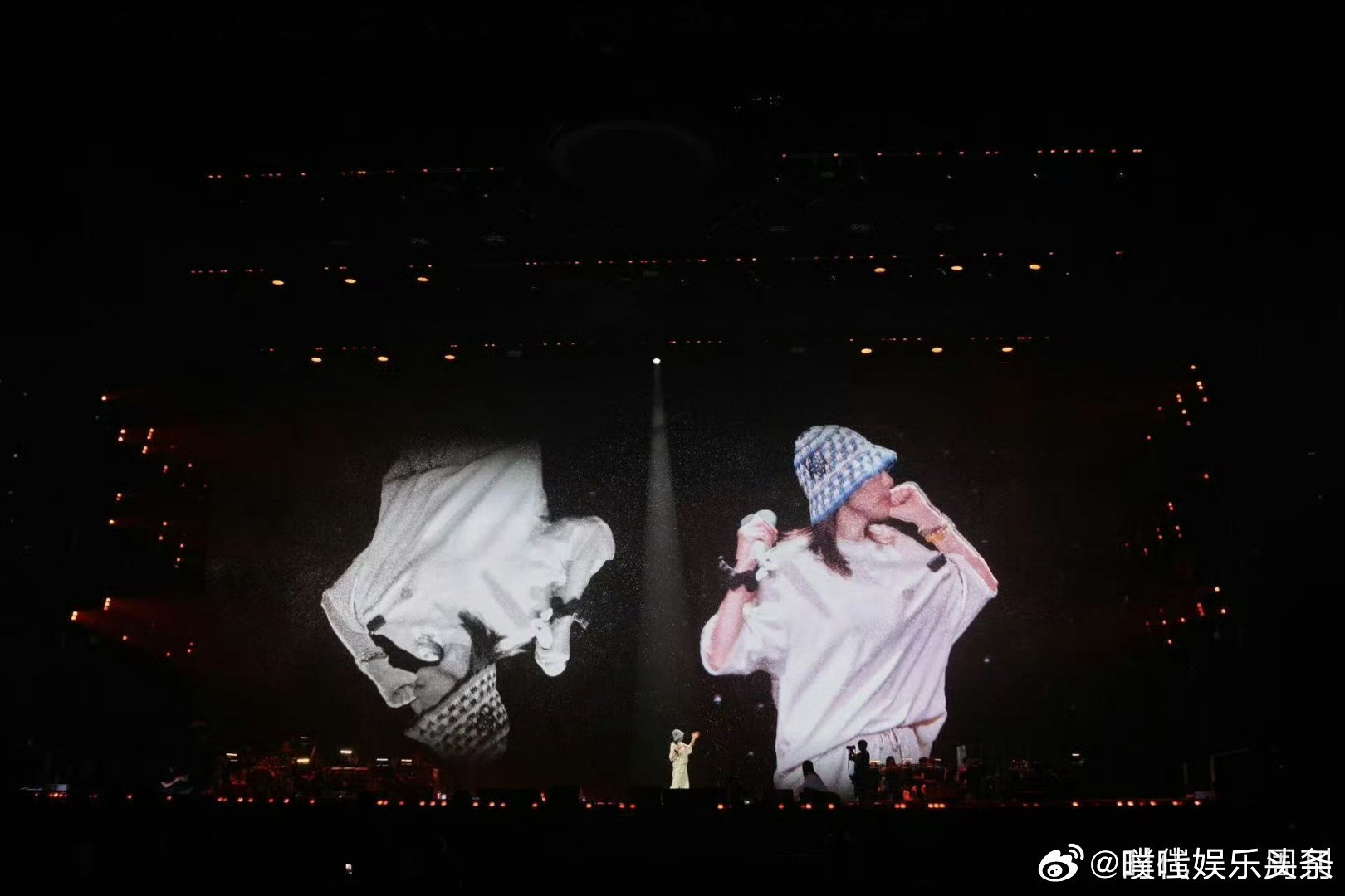 任素汐演唱会深圳站 任素汐我欠你啥子嘛听完现场才算圆满！歌词“我欠你啥子嘛”引发
