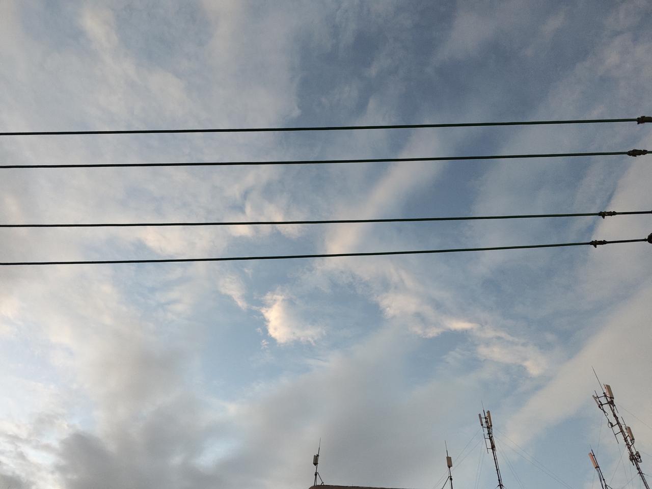 网上看过一句话：买房看户型、看地段，过日子全靠碰邻居。
 
遇到通情达理的邻居，