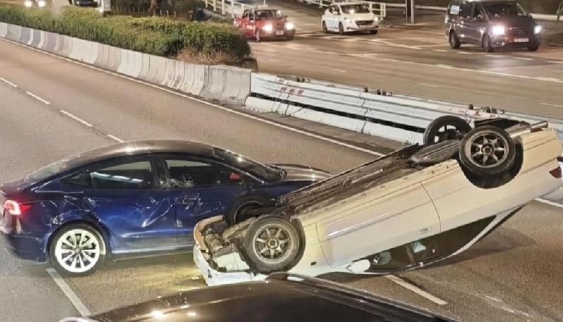 今日（1月5日）晚上10时许，香港黄大仙龙翔道往观塘方向近新光中心对出发生两车相