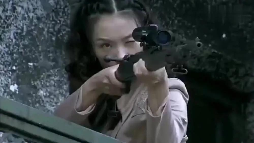 1945年，八路军正在伏击日军，突然日副官一个动作，3位神枪手瞬间将瞄对准日本少