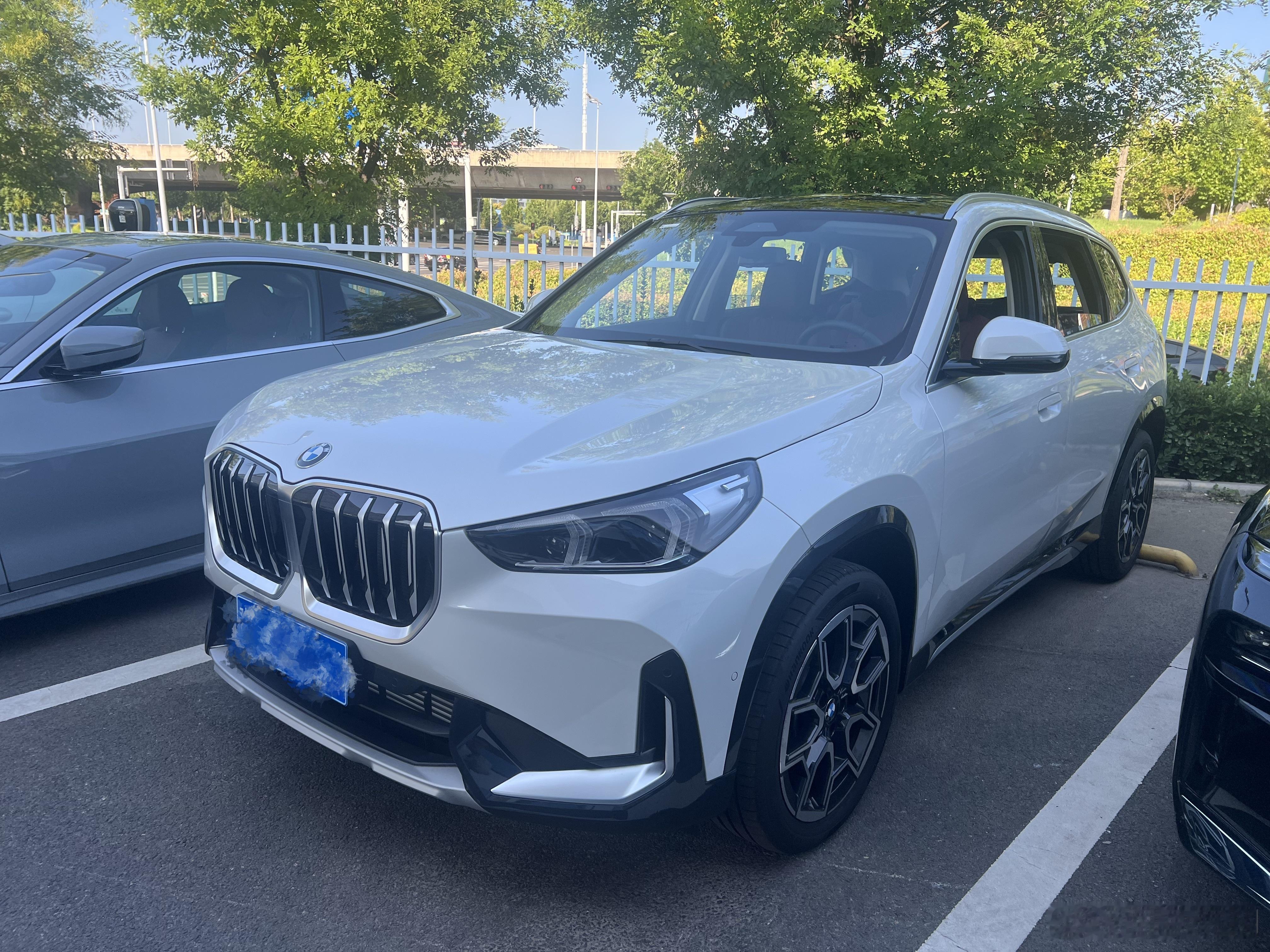 虽然是宝马最入门的SUV，不过自从上代车型采用前驱平台并加长后实用性也得到了质的