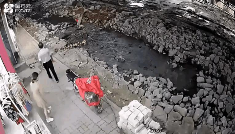 光顾打电话，走路的时候分神了，结果掉进了水里，感觉这水比较浑浊，虽然不是很深，弄