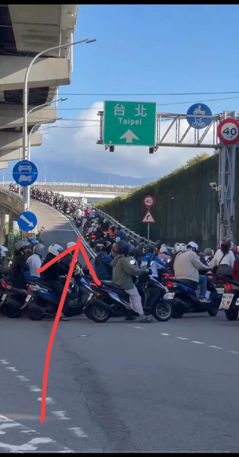 中华文明在台湾有个最最好的体现是:
全民遵守交通秩序！
中间明明没有护栏，成千上