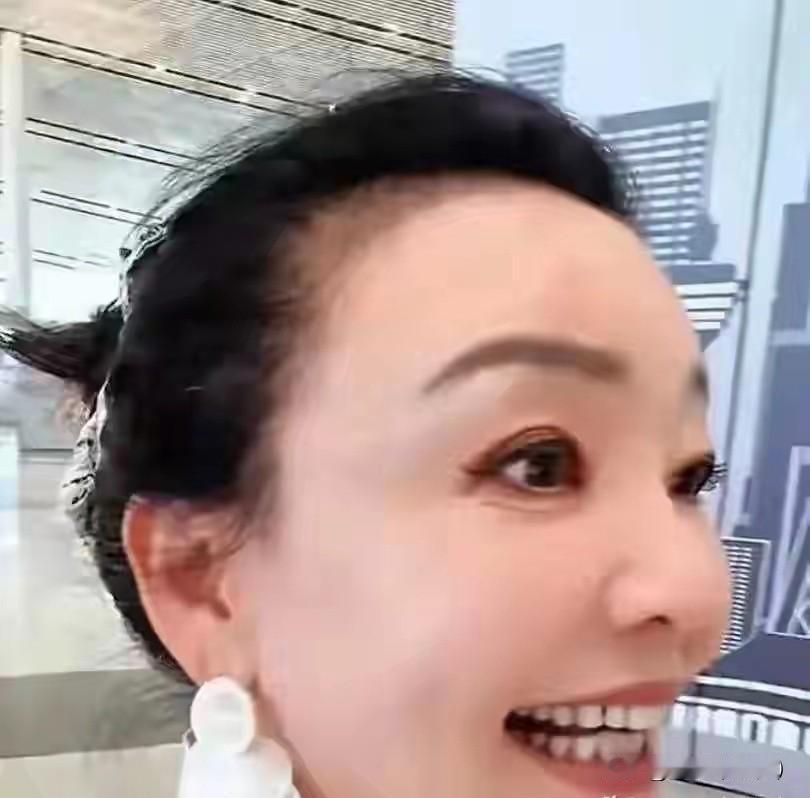 兰姐又奔赴外地出差，候机时难得主动提起小孙子箖箖，寥寥数语满是藏不住的思念，听完
